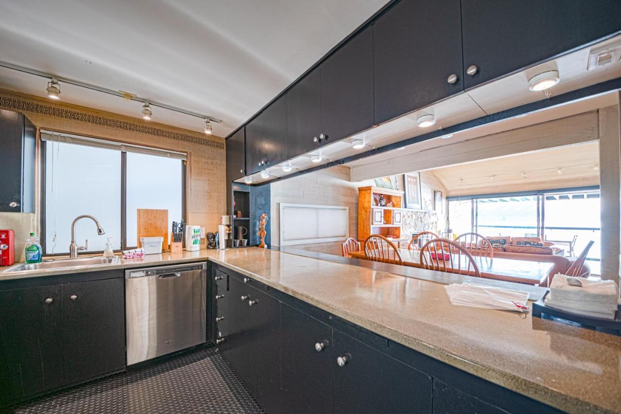 Waterfront Cottage With Superb Coastline Views West Vancouver Extérieur photo