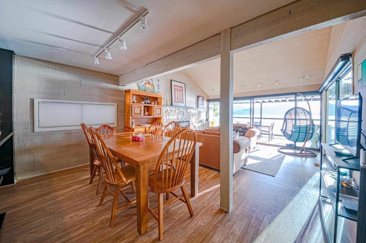 Waterfront Cottage With Superb Coastline Views West Vancouver Extérieur photo