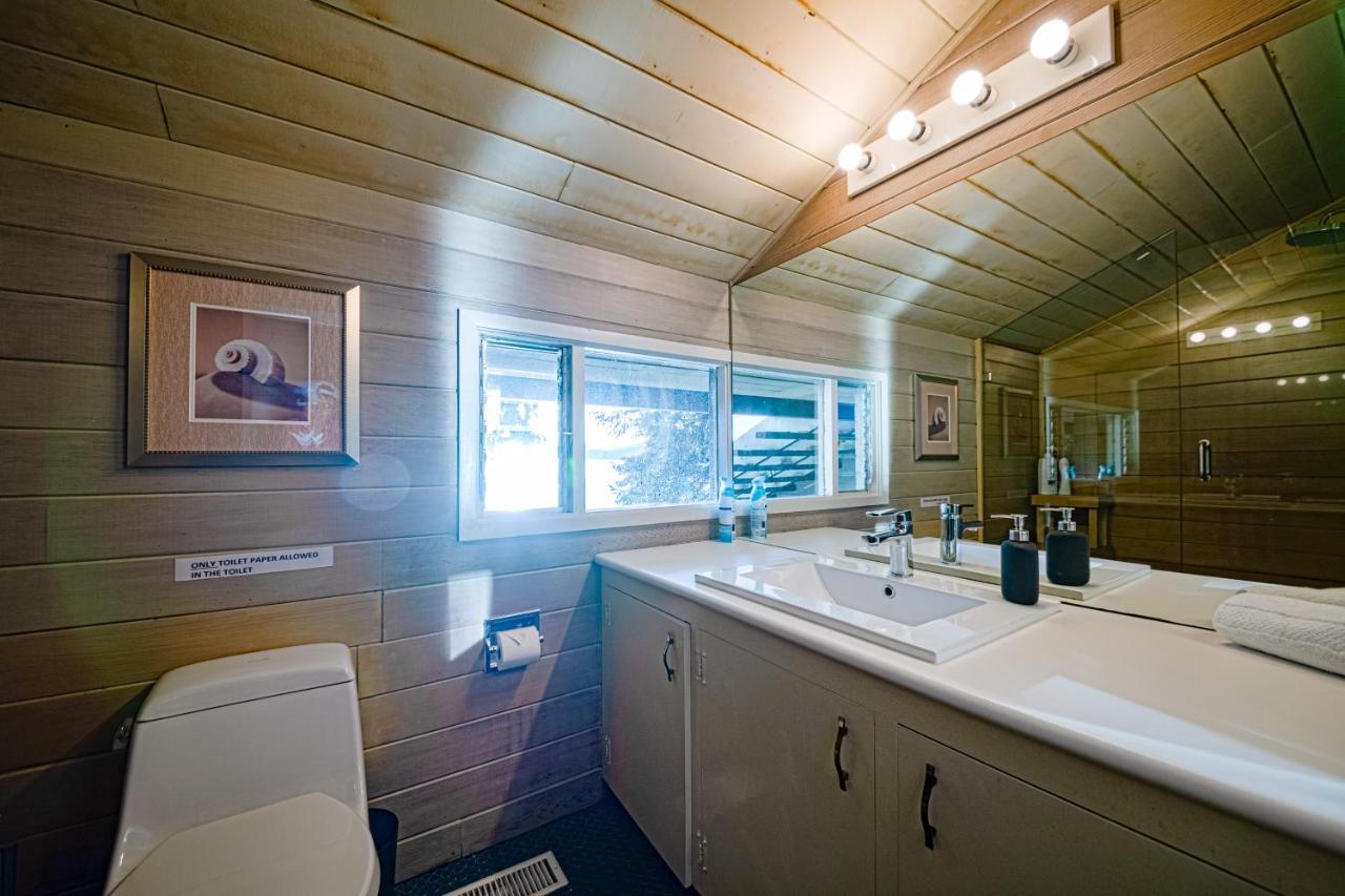 Waterfront Cottage With Superb Coastline Views West Vancouver Extérieur photo