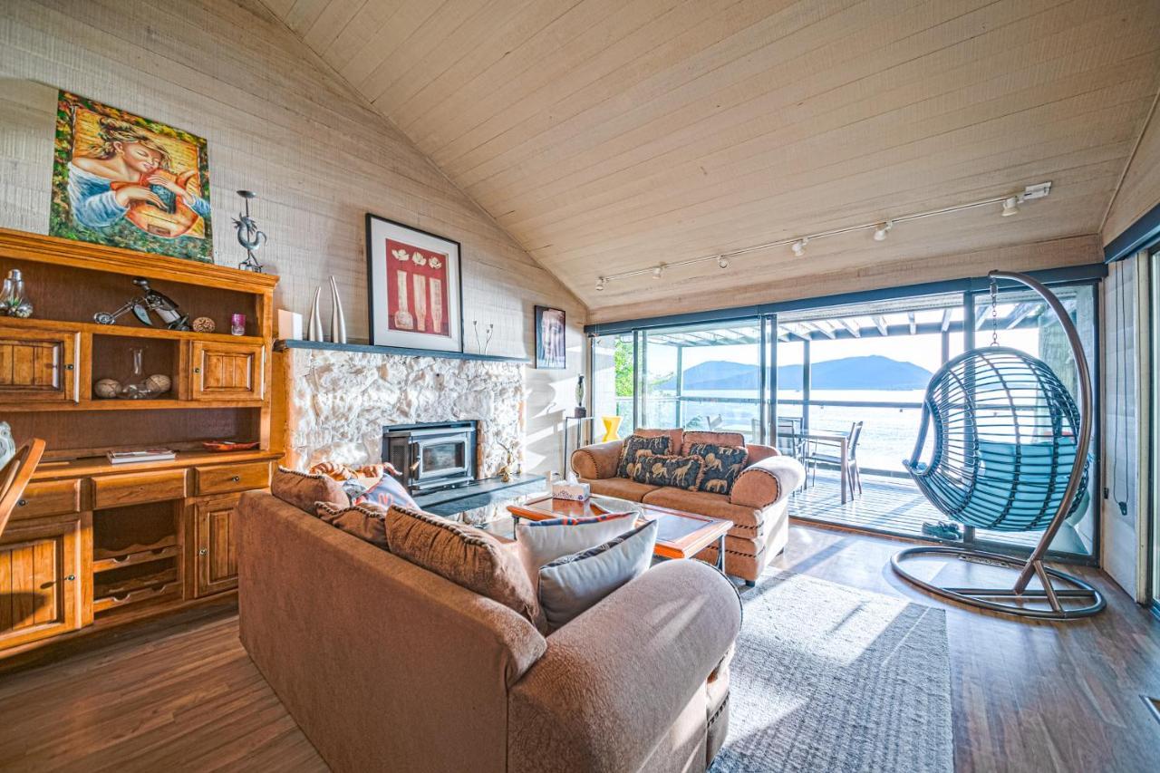 Waterfront Cottage With Superb Coastline Views West Vancouver Extérieur photo